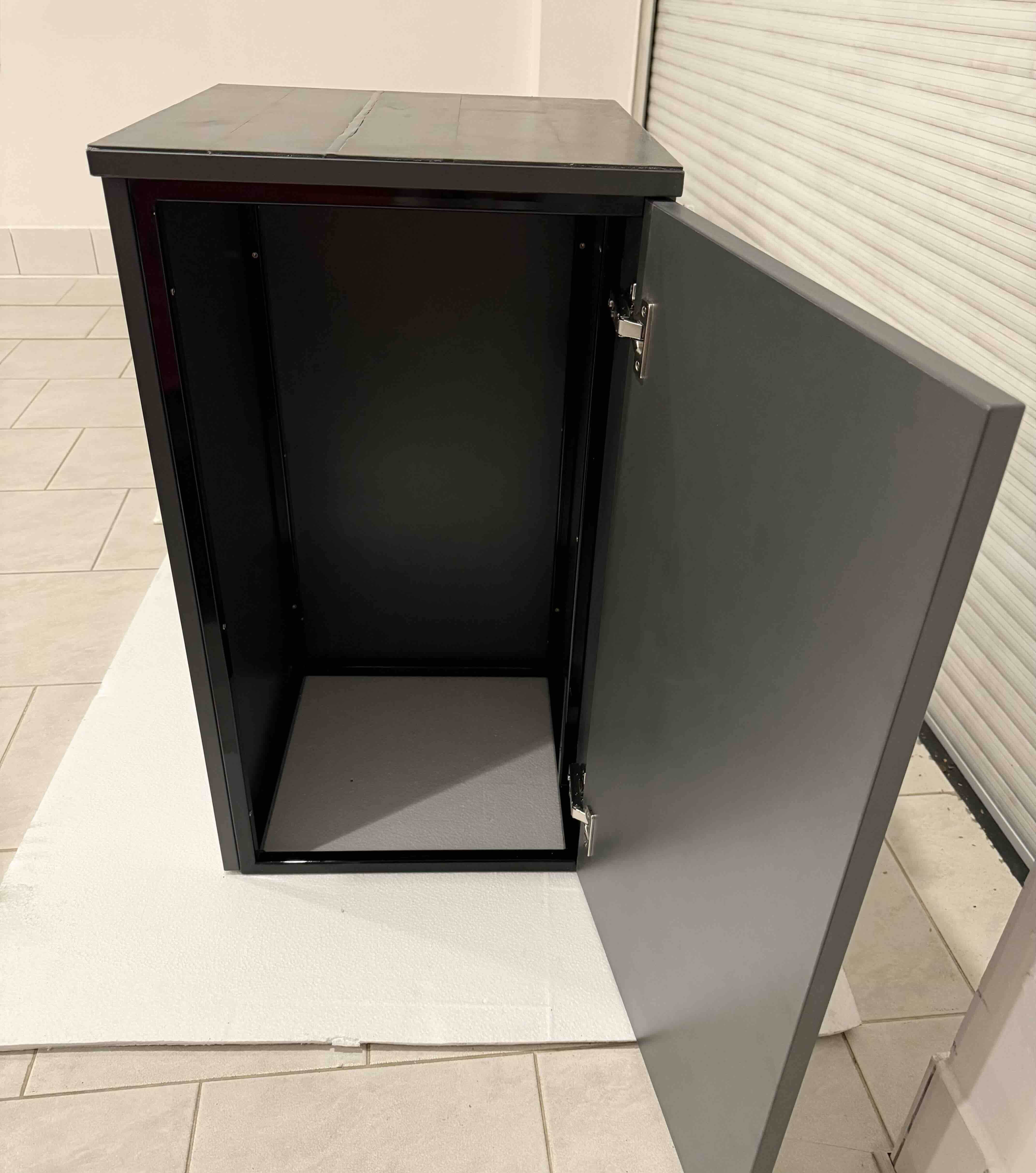 Stolek pod akvárium – ocelový rám s dřevěným obkladem