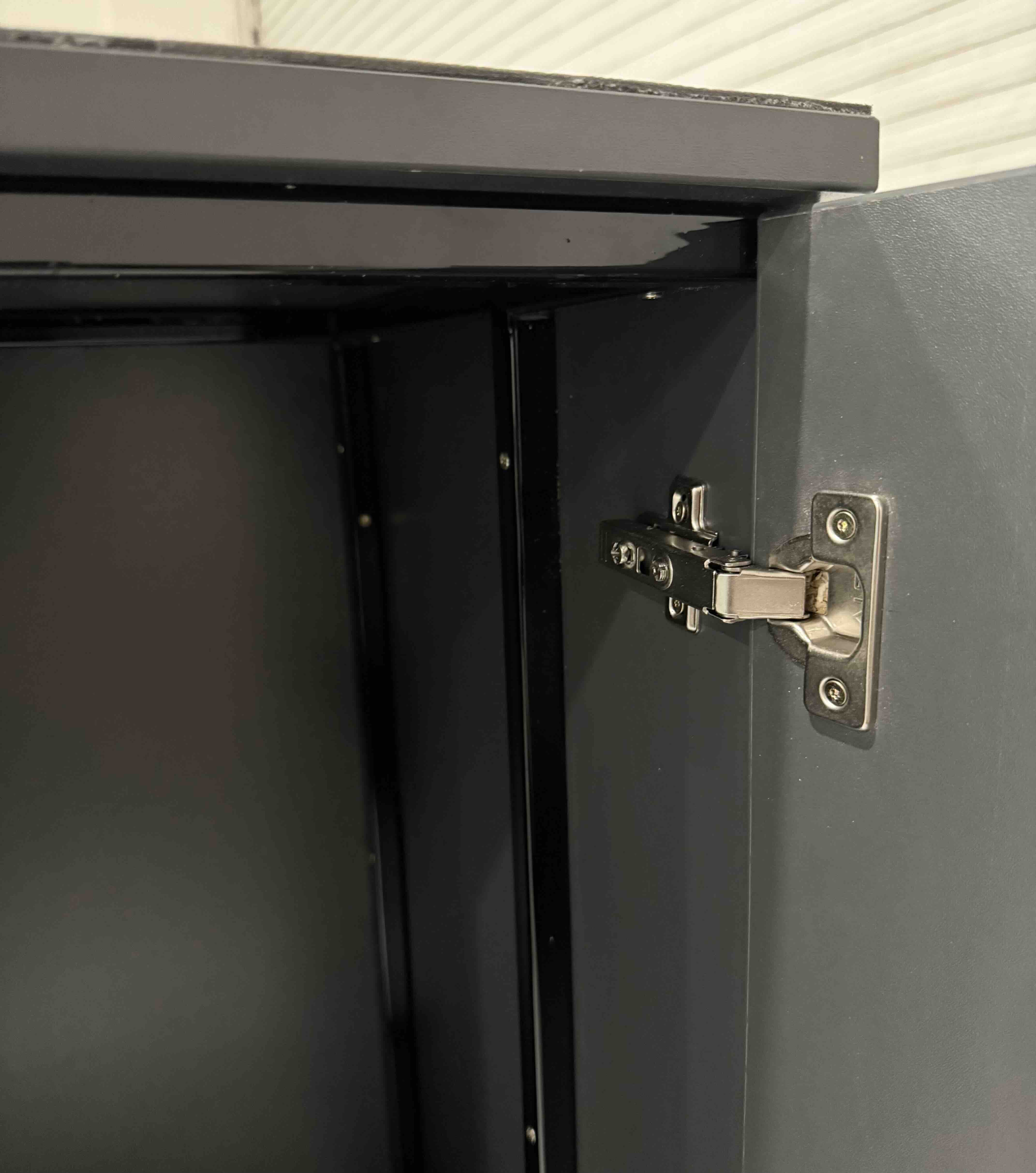 Stolek pod akvárium – ocelový rám s dřevěným obkladem