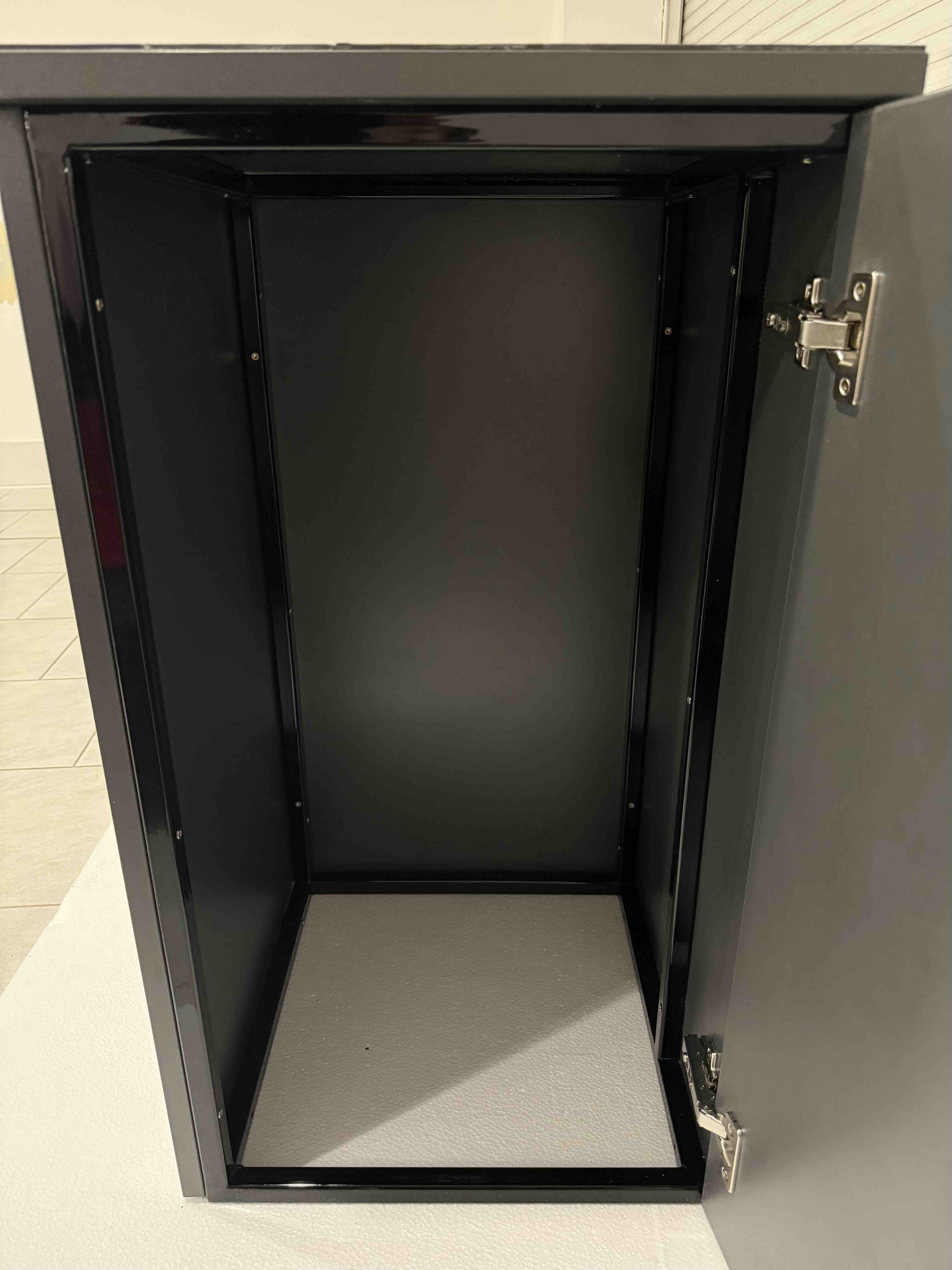 Stolek pod akvárium – ocelový rám s dřevěným obkladem