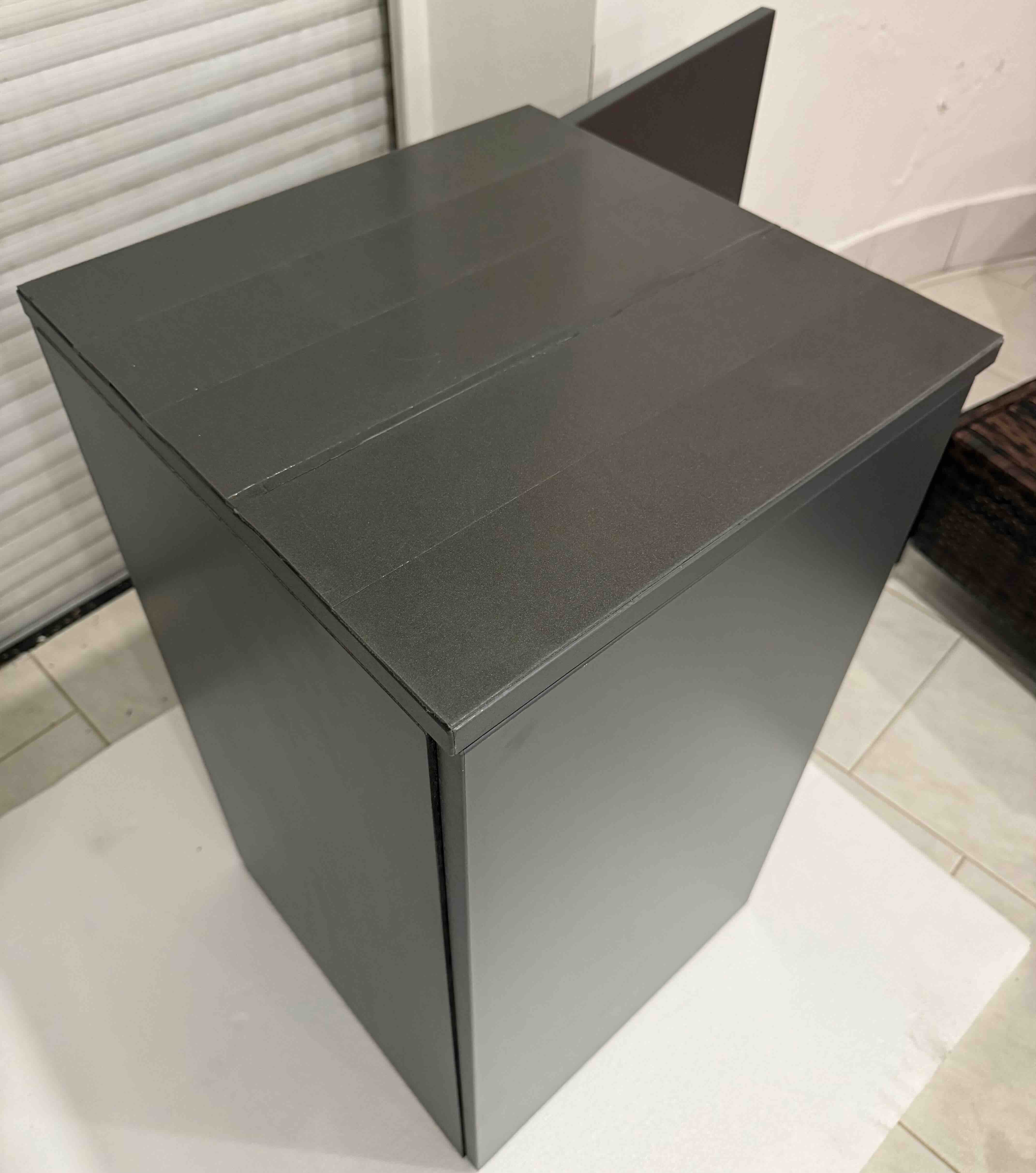 Stolek pod akvárium – ocelový rám s dřevěným obkladem