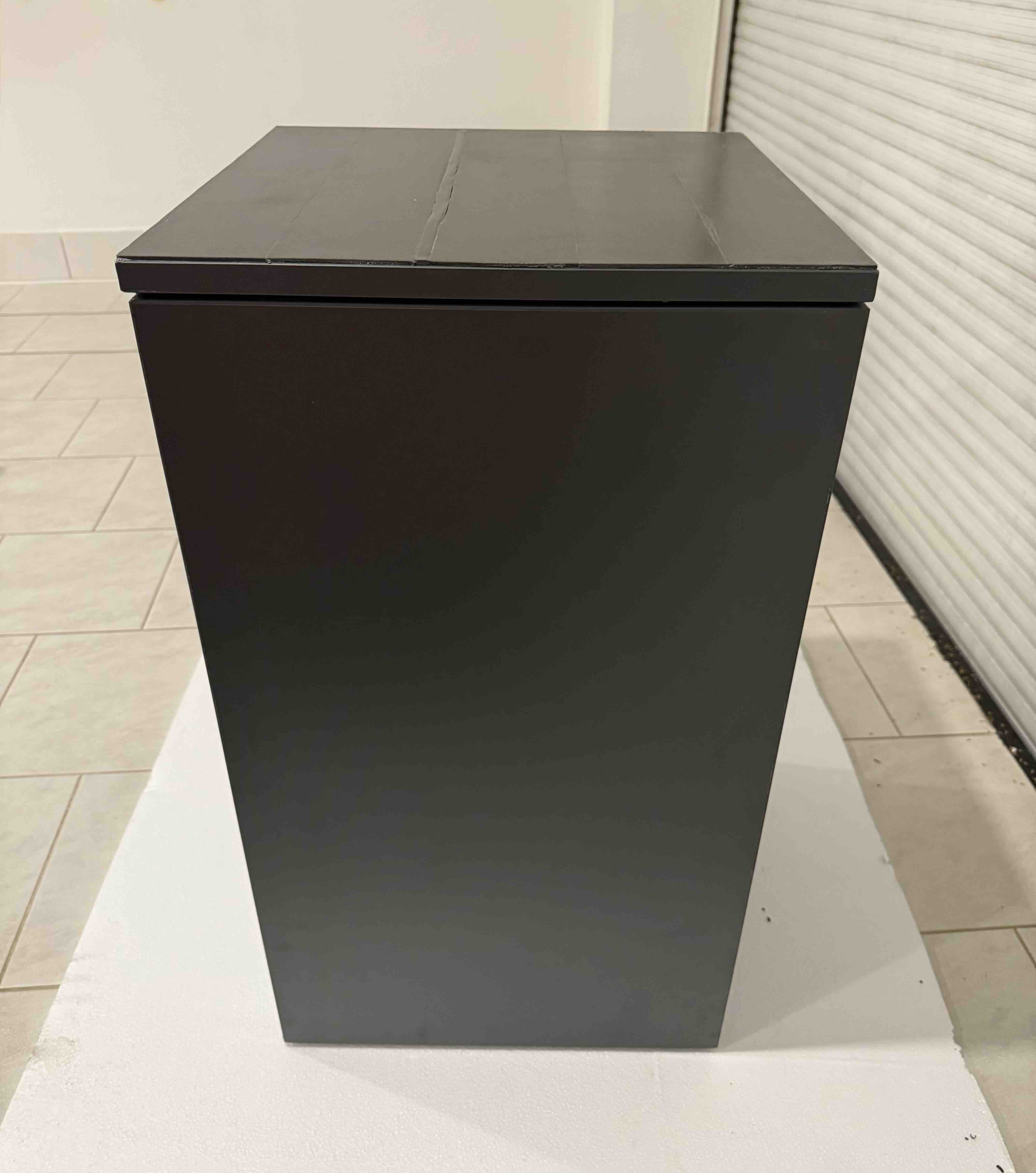 Stolek pod akvárium – ocelový rám s dřevěným obkladem